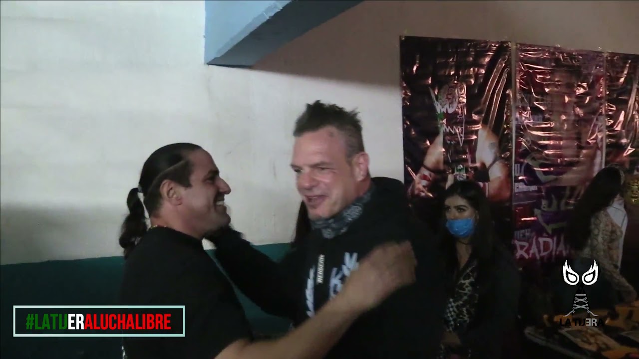 Vampiro Canadiense se reencuentra con El Mesías background