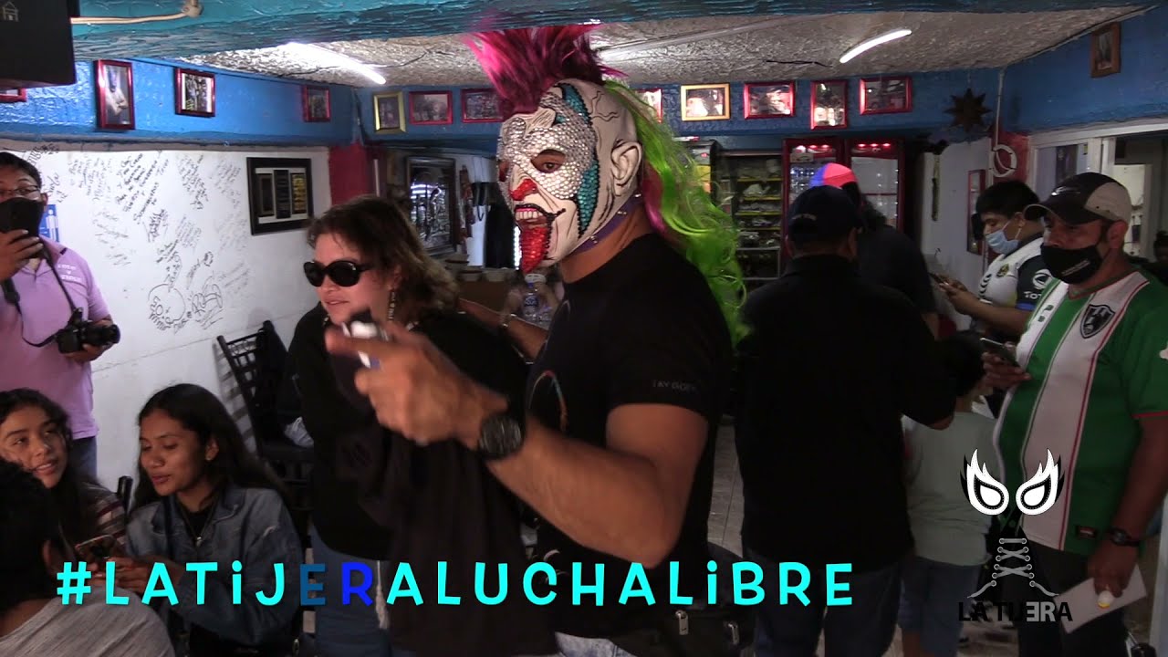Festejo de Psycho Clown al vencer a Rey Escorpión en Triplemania XXIX con los Psycho locos backdrop