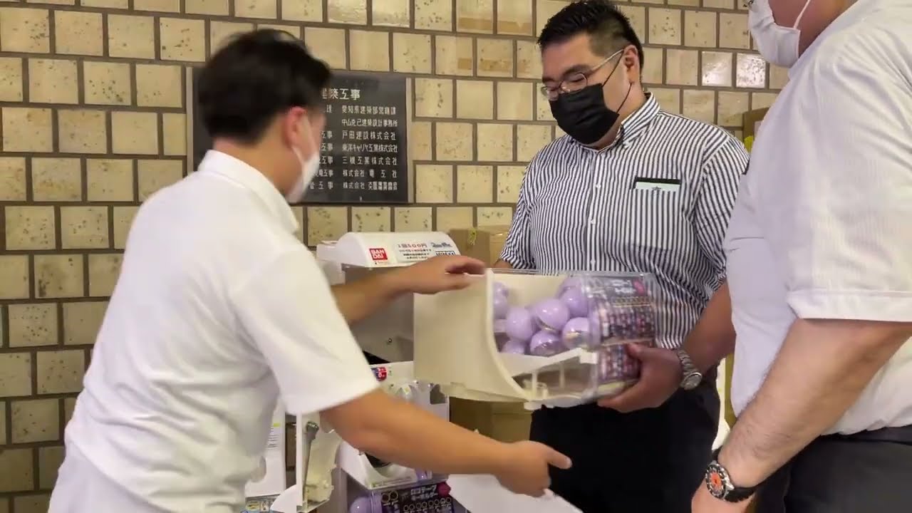 <ガチャの中身が気になる?>大相撲七月場所、親方たちで大相撲ガチャの準備をしています。 background