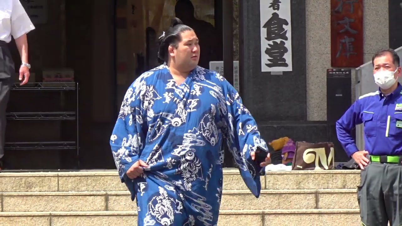 狼雅 正代が電話してる〜 食堂前【靖国神社奉納大相撲2024】ROGA SHODAI calling 2024/4/15