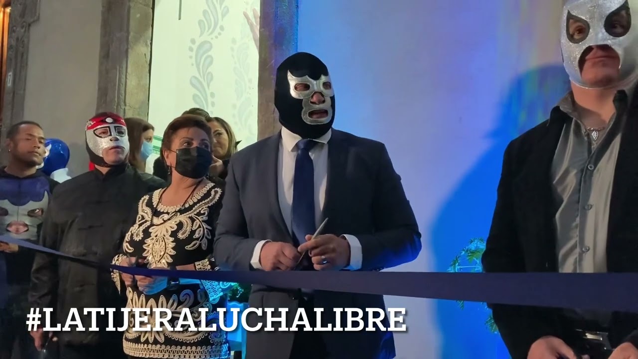 Inauguración azul de la Galería de Blue Demon Jr., acompañado de compañeros y rivales deportivos backdrop