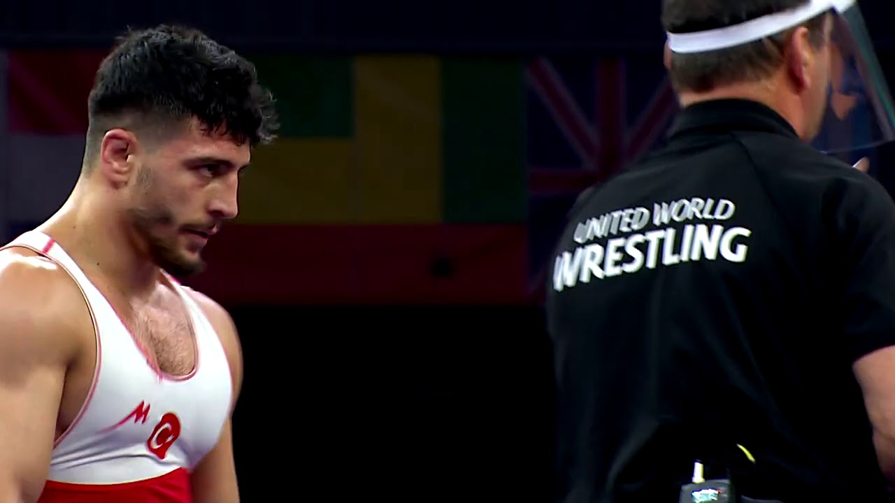 1/2 GR - 72 kg: C. ARSLAN (TUR) v. M. AMOYAN (ARM) background