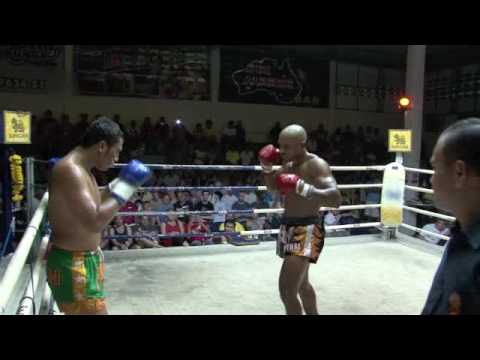 Cyrus Washington (Tiger Muay Thai) knocks out his opponent via spinning back kick