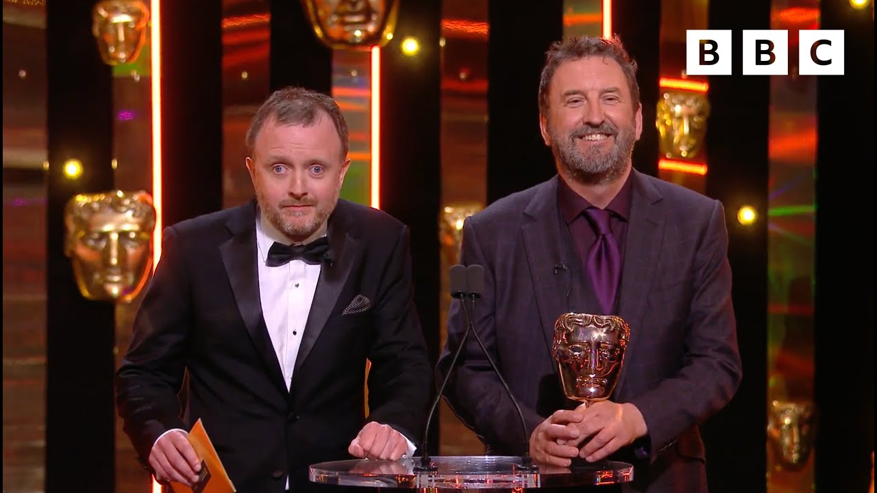 Lee Mack and Chris McCausland make the funniest presenting duo ЁЯШВ | The BAFTAS 2022 - BBC background