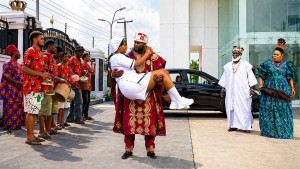 THE PRINCE SHOCKED EVERYONE PRESENT AT THE BRIDE SELECTION WHEN HE LIFTED THE ILLITRATE CHEF AS WIFE