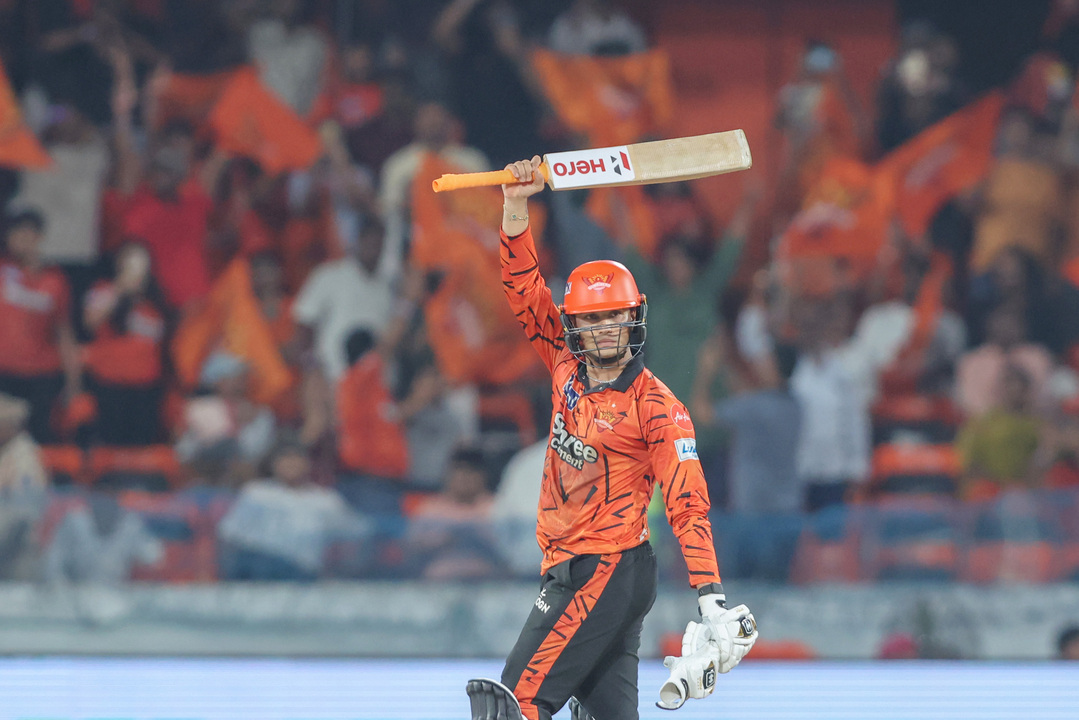 In style! Abhishek goes 6, 6 en route to 100