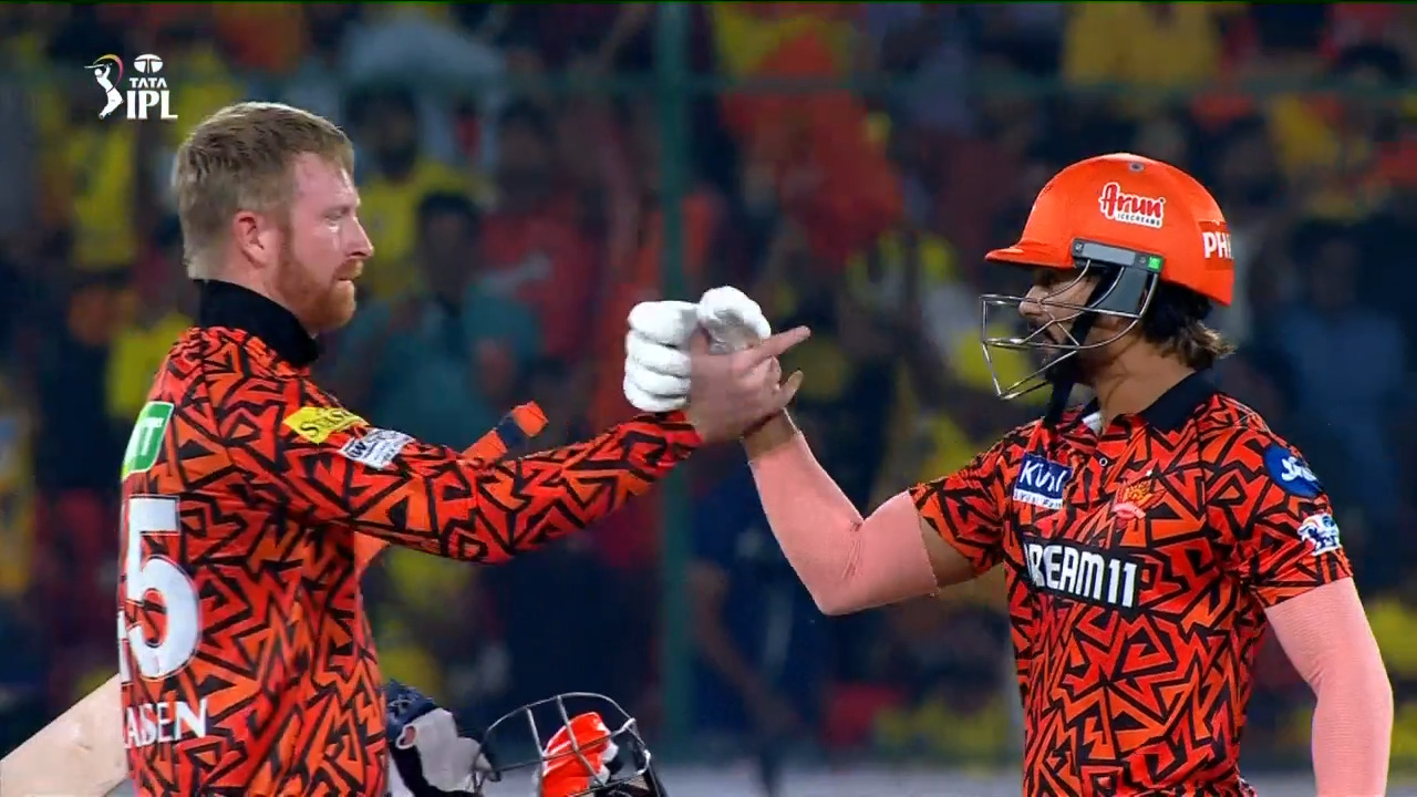 M18: SRH vs CSK – Amazing Moments background