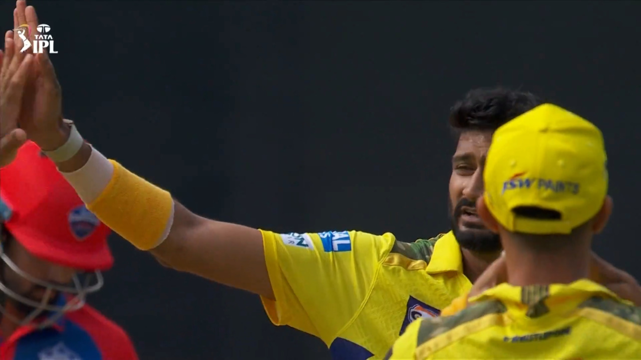 IPL 2025 M17: CSK vs DC - Fall of Wickets background