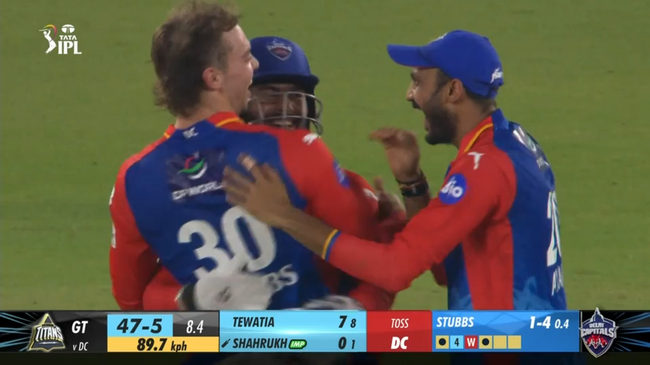 M32: GT vs DC – Fall of Wickets background