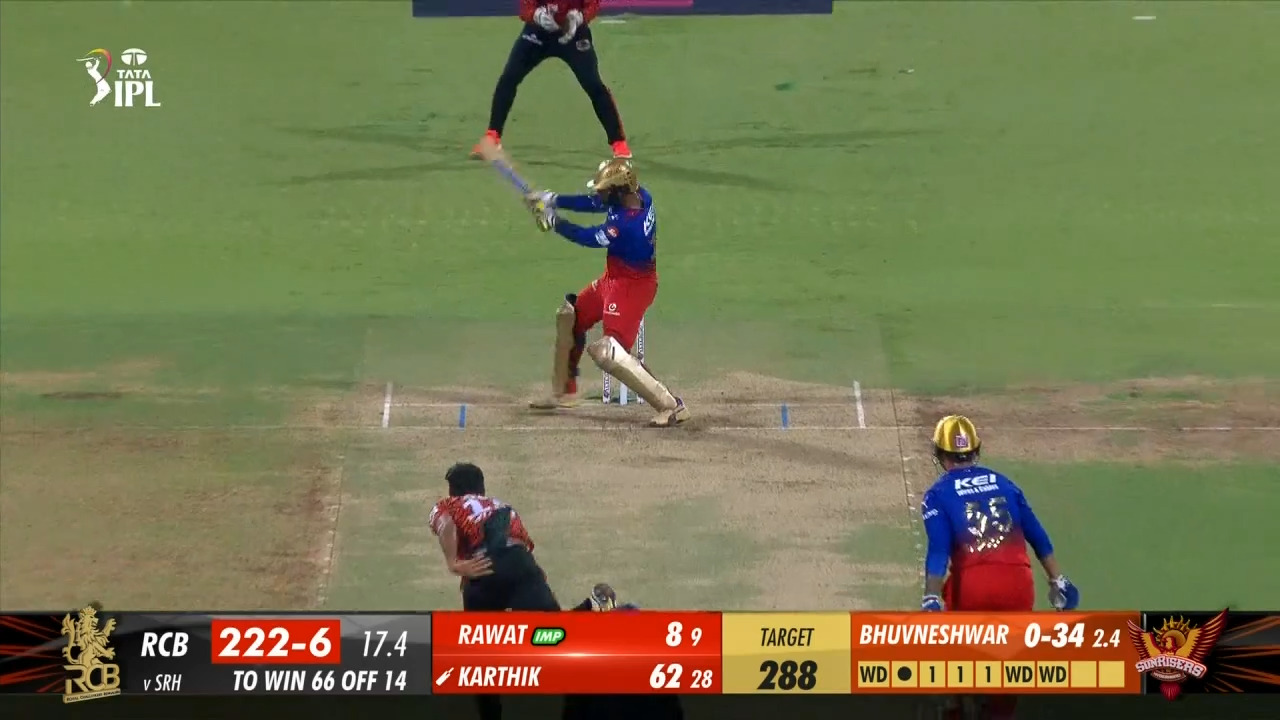 M30: RCB vs SRH – Dinesh Karthik Six
