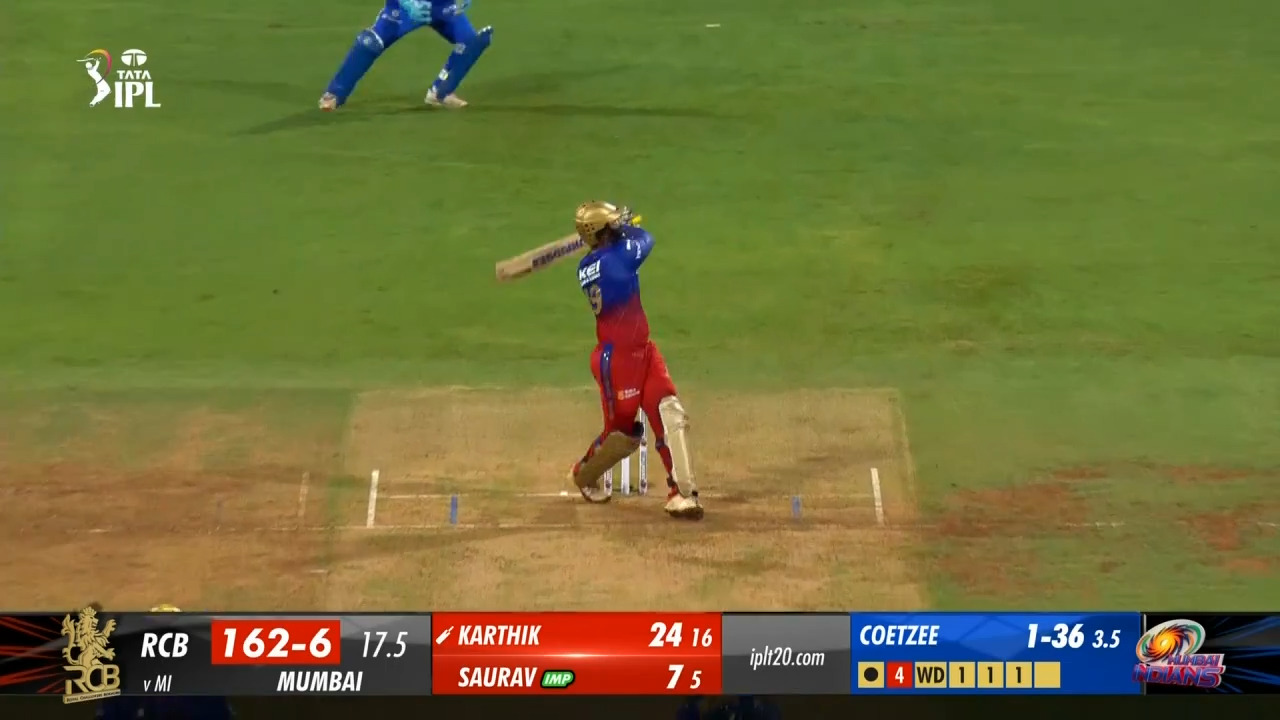 M25: MI vs RCB – Dinesh Karthik Six