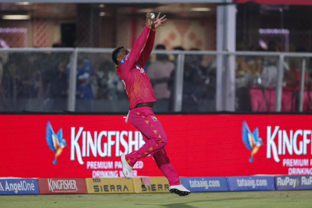 Costly Drop! Shimron Hetmyer spills Shubman Gill and concedes a six