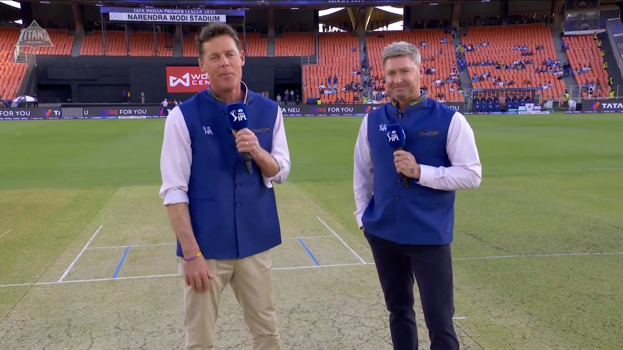 IPL 2025 M09: GT vs MI - Pitch Report background