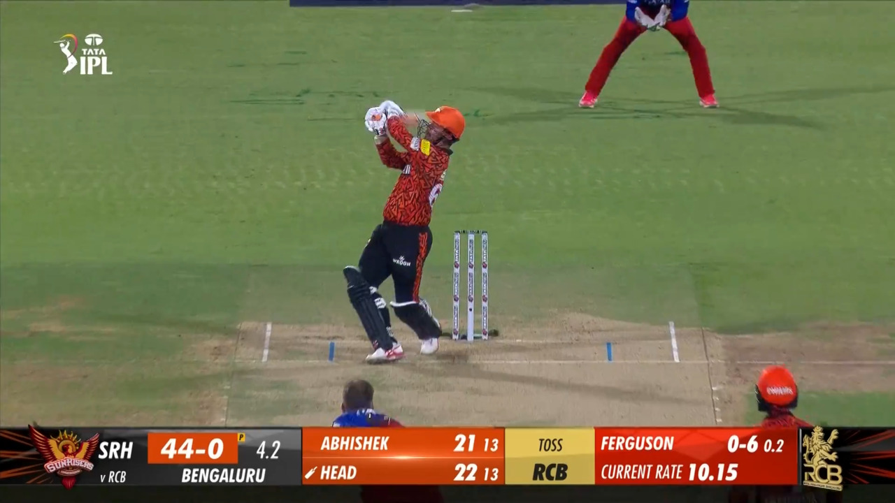 M30: RCB vs SRH – Travis Head Six background