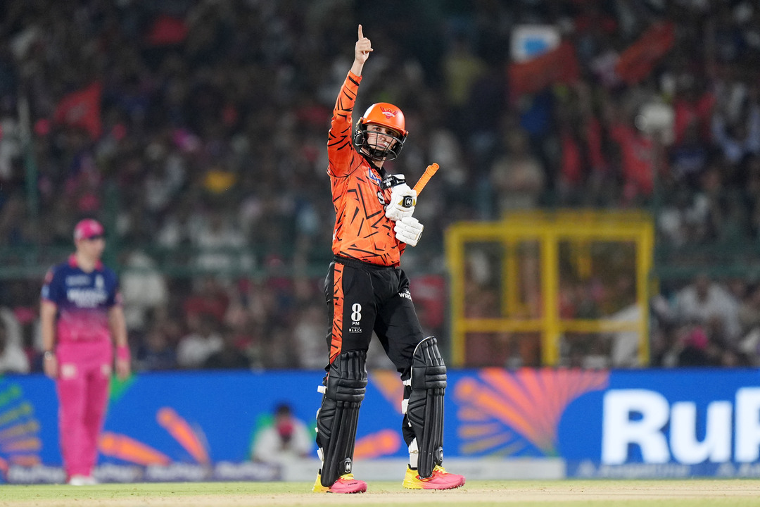 Abhishek Sharma blazes his way to 57 (29)