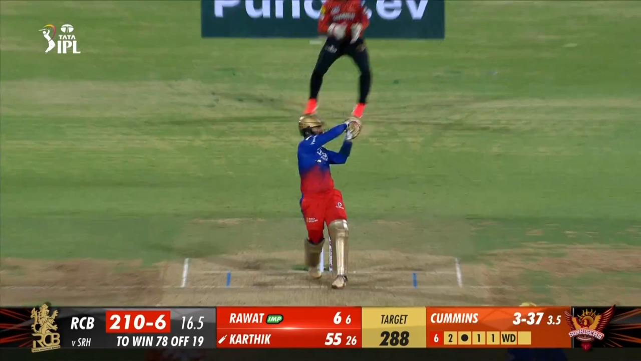 M30: RCB vs SRH – Dinesh Karthik Six