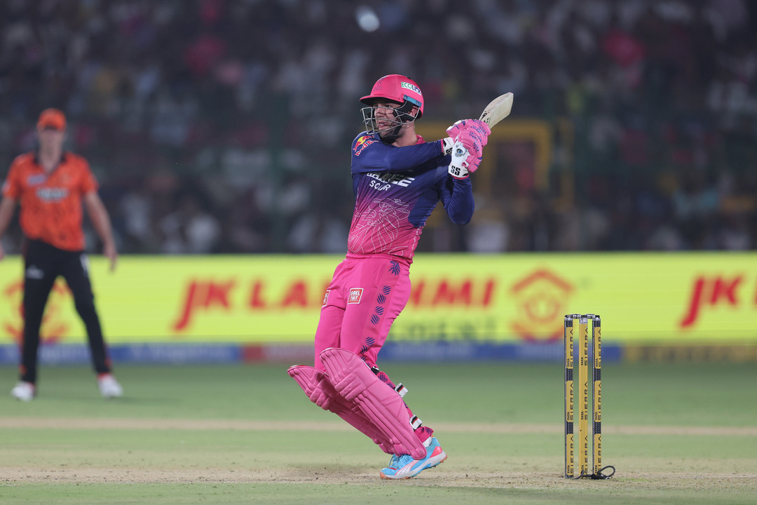 Donovan Ferreira scores 33 (15) with a flurry of boundaries