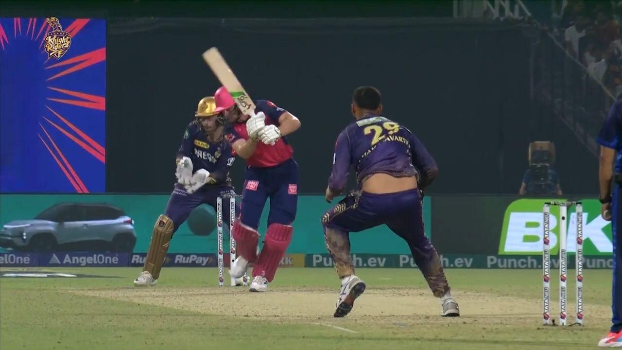 4 x 4: Buttler takes on Chakaravarthy to bring up 50 background
