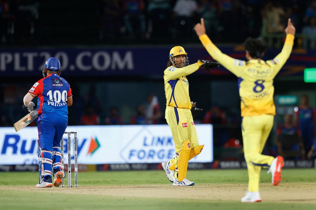 Excellent Catch & Brilliant comeback ft. Dhoni and Jadeja background