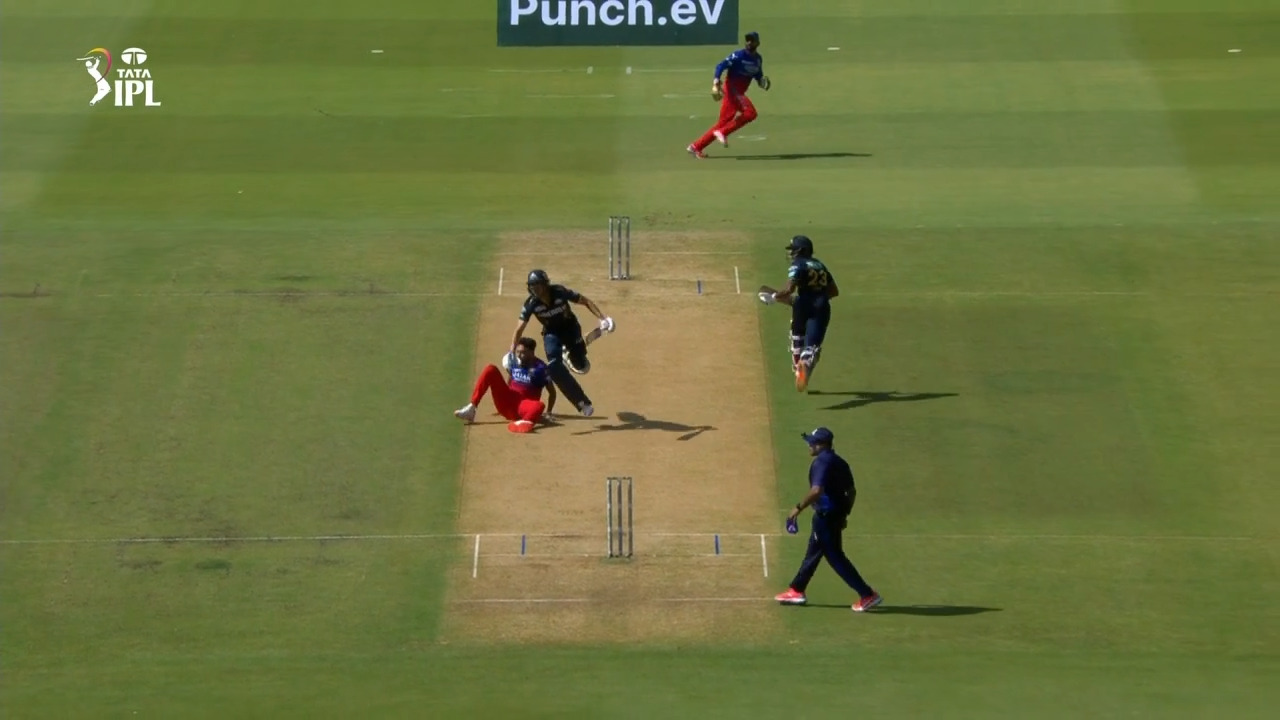 Quick single, near collision, missed run out ft. Gill, Siraj, Kohli backdrop