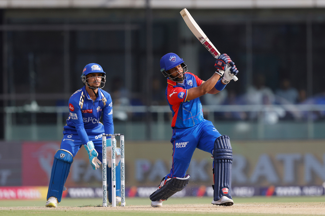 Six-hitting Shai Hope hammers 41(17) background