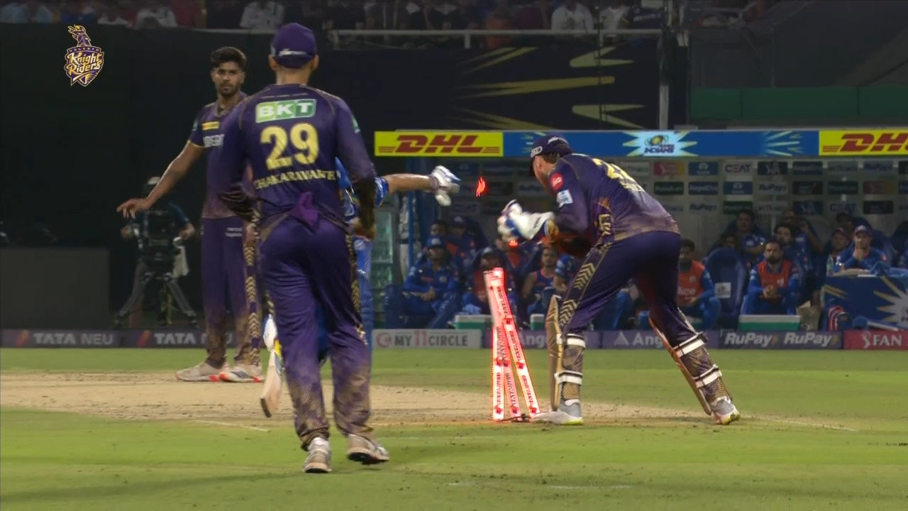 Mitchell Starc's fantastic throw runs out Wadhera background