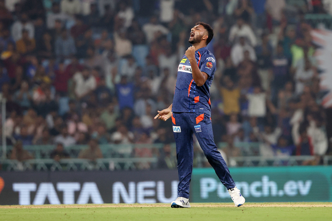 W & W: Mohsin dismisses set Dhawan & in-form Curran off consecutive balls