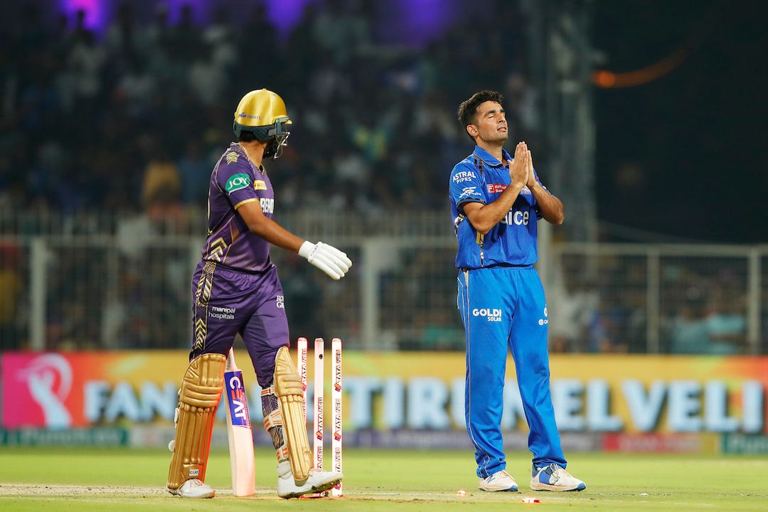 Bowled behind the legs! Anshul's peach to Shreyas