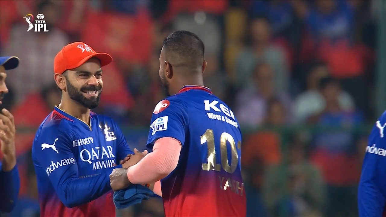 M62: RCB vs DC – Amazing Moments background