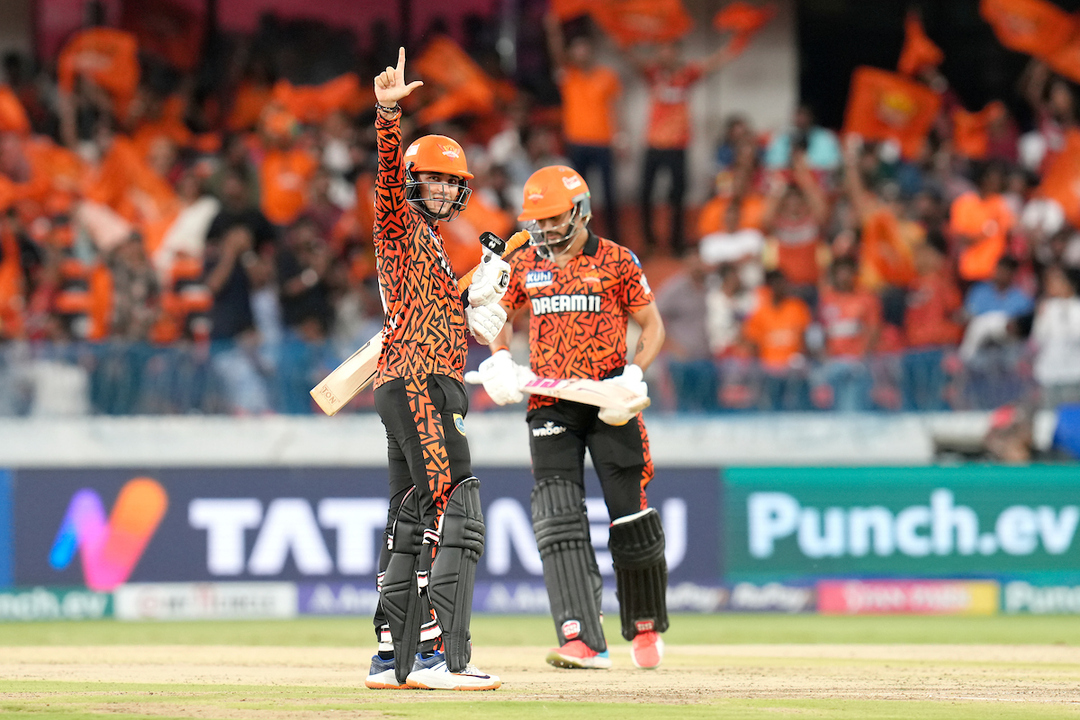 Abhishek Sharma entertains Hyderabad with 66(28) background