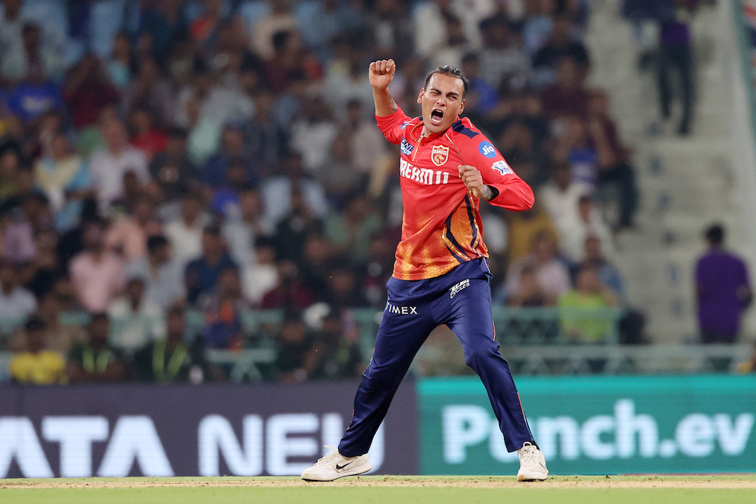 6,6,OUT: Chahar's perfect reply to Stoinis background