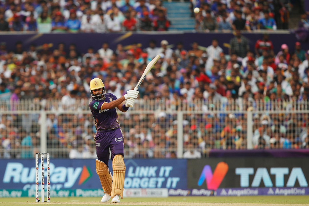 50 up in STYLE! Shreyas smacks 6,4 downtown to bring up half-century
