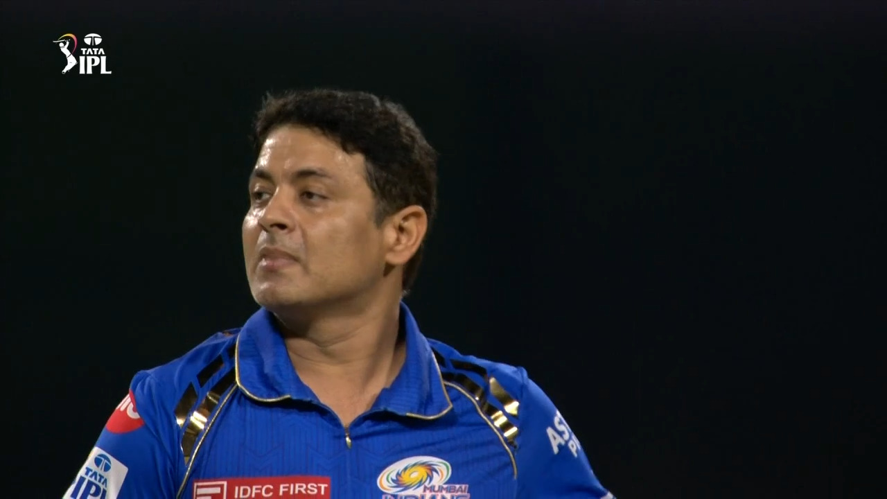 W, 6, 4: A topsy-turvy first over for Piyush Chawla background