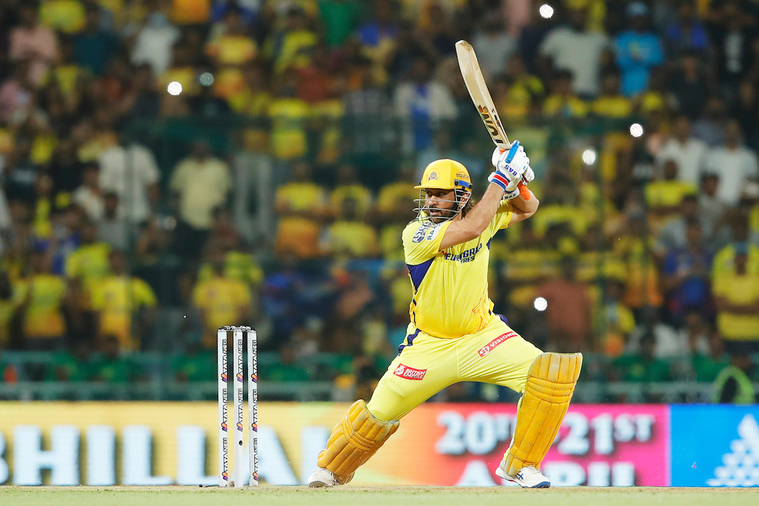 Dhoni Delights Lucknow with breezy 28*(9) background