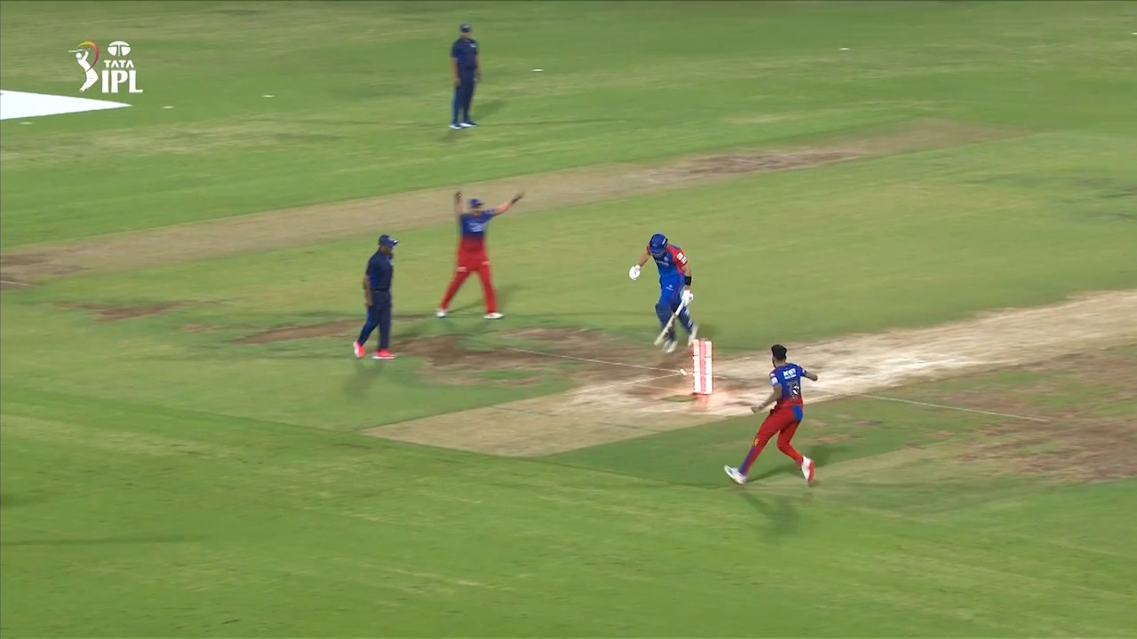 Bulls-Eye! Green's terrific fielding off his own bowling runs out Stubbs background