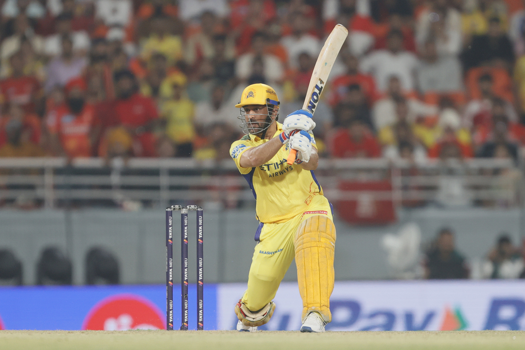 MS Dhoni's quick-fire cameo of 27(12)
