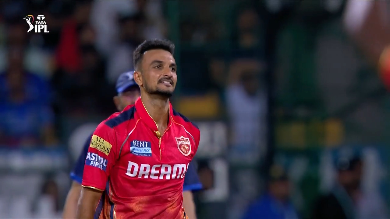 4,4,OUT: Harshal hits back hard to dismiss Kohli at crucial juncture