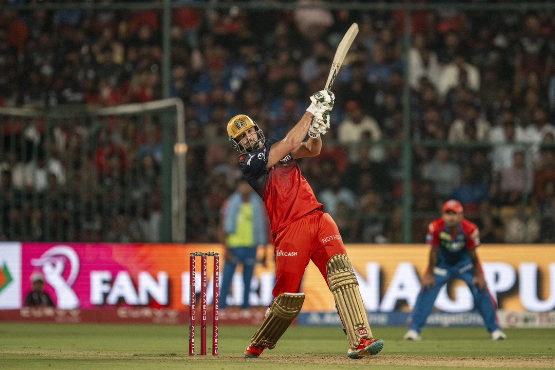 6,4,6,6,6,4: Tim David goes berserk in last two overs background