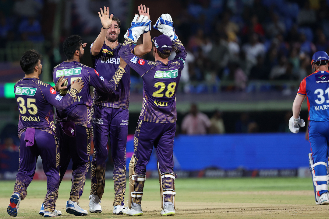 Smashed & Castled! Starc wins the battle against Warner