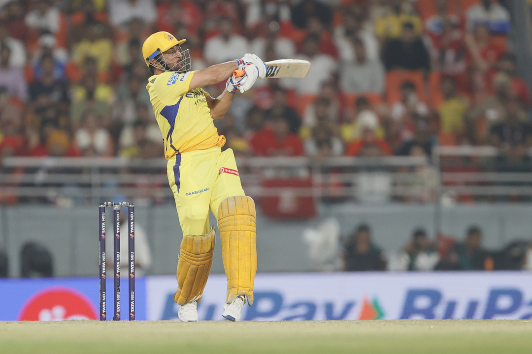 6 & 6: Dhoni keeps CSK in hunt background