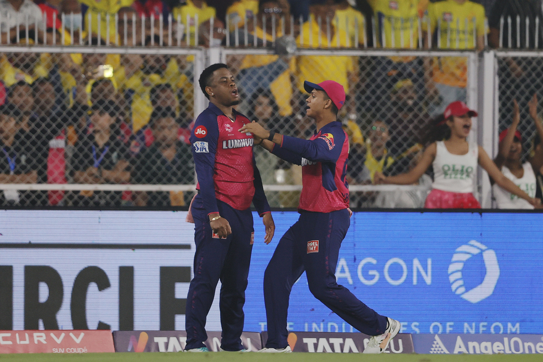 Calm Hetmyer plucks out excellent catch under pressure to dismiss Dhoni