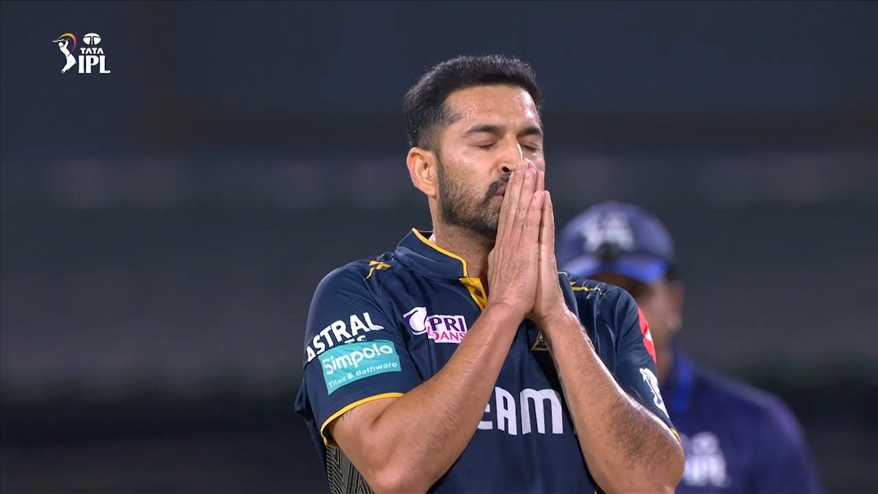 6 & OUT! Mohit Sharma's perfect reply to Prabhsimran