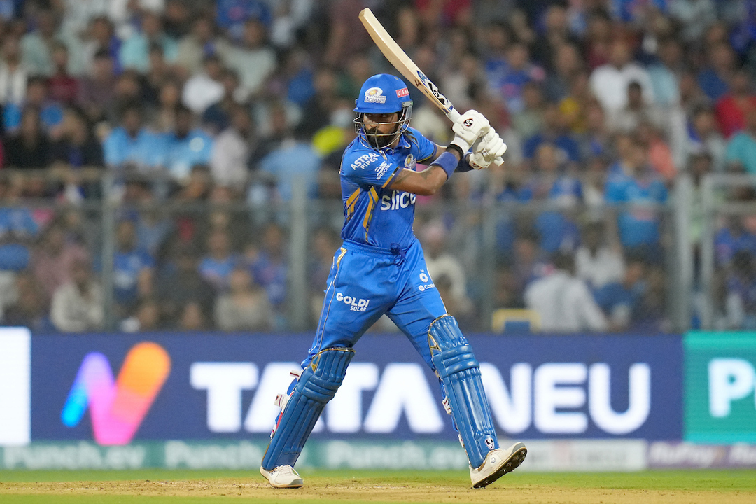 Pressure Release! Hardik smacks 4,4,4 to up the ante