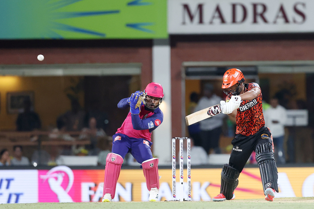 Rahul Tripathi counter-attacks with 37(15) background