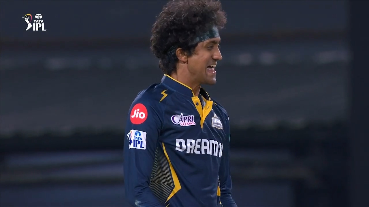 6 & OUT: Sai Kishore's perfect reply to Jitesh background