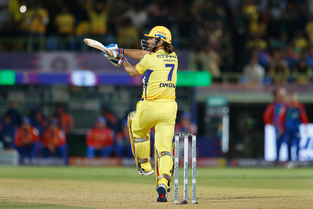 W,4,Drop,4,4: An eventful over ft Mukesh, Dhoni & Jadeja