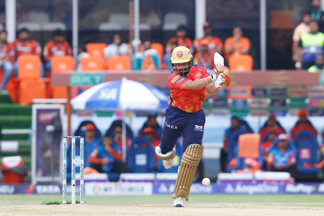 Solid in the 'V': Prabhsimran & Taide's cracking strokes background