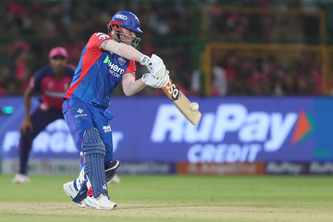 Warner sets the platform with 49(34) background