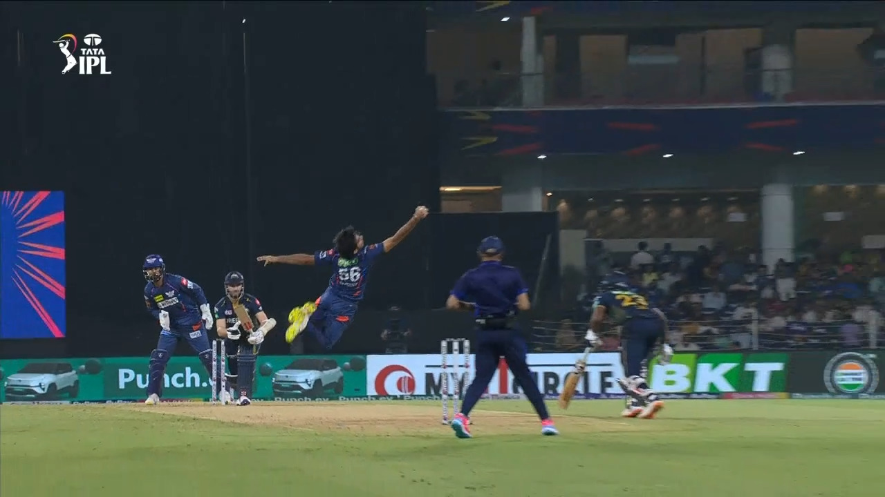 BLINDER! Flying Bishnoi pulls off a screamer to dismiss Williamson background