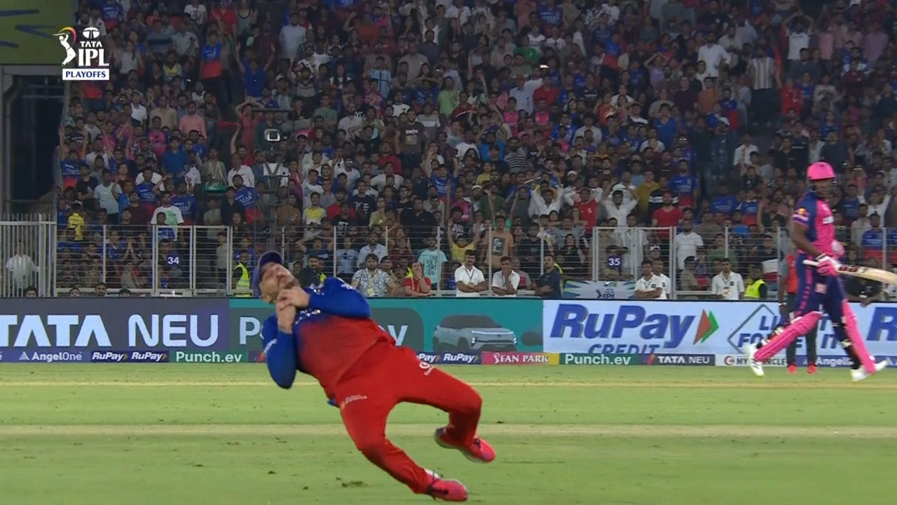 Faf du Plessis pulls off spectacular catch running backwards